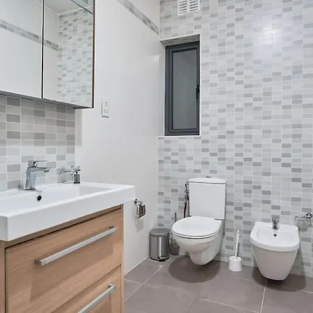 King Bed Balluta Bay En Suite&private Balcony Sliema